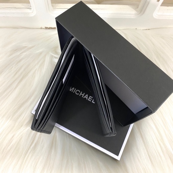 MK Andy Men’s Slim Billfold Wallet - Picture 5 of 10